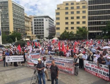 Πορεία στο ΥΠΟΙΚ από εκατοντάδες συνταξιούχους για τις μειώσεις στις συντάξεις (φωτό)